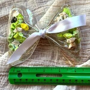 Green And White Shaker Bow With Paper Stars
